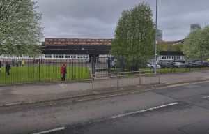 Драка из Глазго оставляет 13-летнего мальчика в больнице, поскольку полицейские охотятся на пятерых подростков